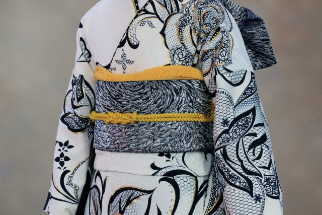 白地バラ柄振袖